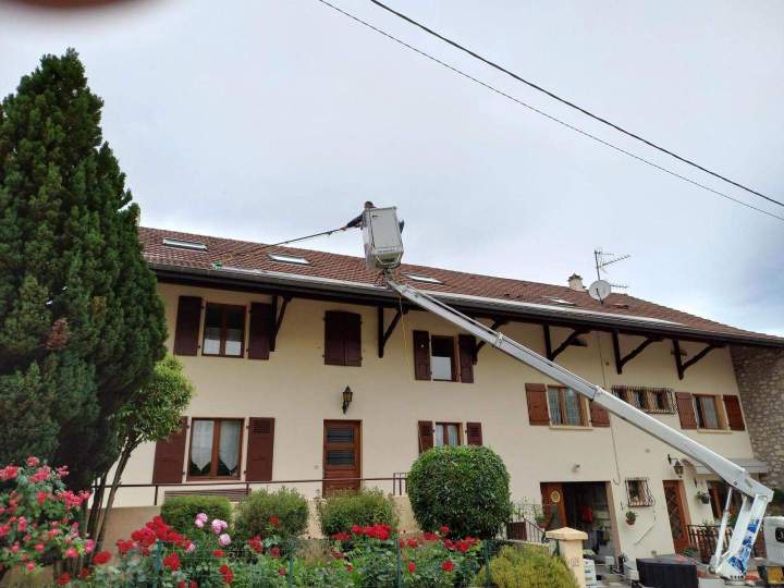 Nettoyage de toiture en tuiles Neydens